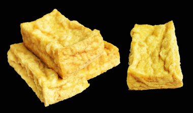 Kızarmış tofu, kırpma yolu ile izole edilmiş, siyah arka planda gölge yok, Vietnam stili, soya fasulyesinden yapılmış vejetaryen ya da vejetaryen ve diyet