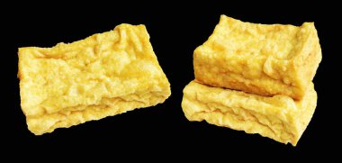 Kızarmış tofu, kırpma yolu ile izole edilmiş, siyah arka planda gölge yok, Vietnam stili, soya fasulyesinden yapılmış vejetaryen ya da vejetaryen ve diyet