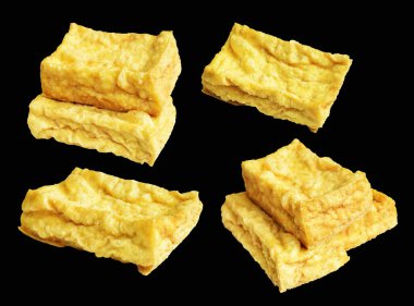 Kızarmış tofu, kırpma yolu ile izole edilmiş, siyah arka planda gölge yok, Vietnam stili, soya fasulyesinden yapılmış vejetaryen ya da vejetaryen ve diyet