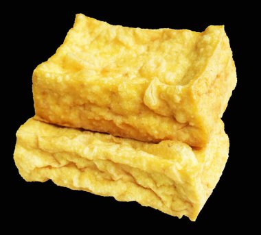 Kızarmış tofu, kırpma yolu ile izole edilmiş, siyah arka planda gölge yok, Vietnam stili, soya fasulyesinden yapılmış vejetaryen ya da vejetaryen ve diyet