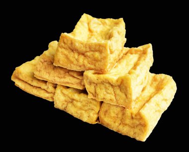 Kızarmış tofu, kırpma yolu ile izole edilmiş, siyah arka planda gölge yok, Vietnam stili, soya fasulyesinden yapılmış vejetaryen ya da vejetaryen ve diyet