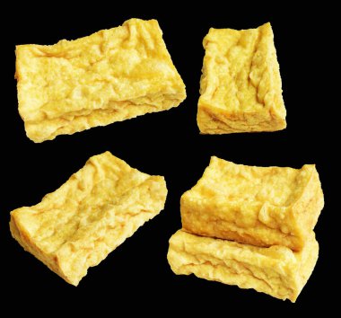 Kızarmış tofu, kırpma yolu ile izole edilmiş, siyah arka planda gölge yok, Vietnam stili, soya fasulyesinden yapılmış vejetaryen ya da vejetaryen ve diyet