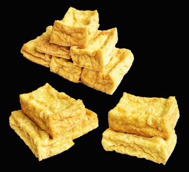 Kızarmış tofu, kırpma yolu ile izole edilmiş, siyah arka planda gölge yok, Vietnam stili, soya fasulyesinden yapılmış vejetaryen ya da vejetaryen ve diyet