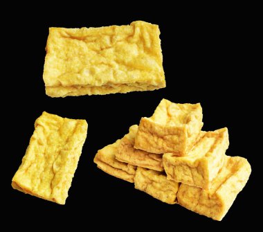 Kızarmış tofu, kırpma yolu ile izole edilmiş, siyah arka planda gölge yok, Vietnam stili, soya fasulyesinden yapılmış vejetaryen ya da vejetaryen ve diyet