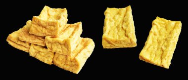 Kızarmış tofu, kırpma yolu ile izole edilmiş, siyah arka planda gölge yok, Vietnam stili, soya fasulyesinden yapılmış vejetaryen ya da vejetaryen ve diyet