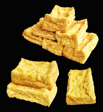 Kızarmış tofu, kırpma yolu ile izole edilmiş, siyah arka planda gölge yok, Vietnam stili, soya fasulyesinden yapılmış vejetaryen ya da vejetaryen ve diyet