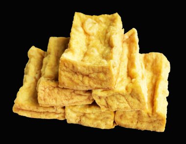 Kızarmış tofu, kırpma yolu ile izole edilmiş, siyah arka planda gölge yok, Vietnam stili, soya fasulyesinden yapılmış vejetaryen ya da vejetaryen ve diyet