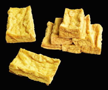 Kızarmış tofu, kırpma yolu ile izole edilmiş, siyah arka planda gölge yok, Vietnam stili, soya fasulyesinden yapılmış vejetaryen ya da vejetaryen ve diyet