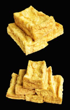 Kızarmış tofu, kırpma yolu ile izole edilmiş, siyah arka planda gölge yok, Vietnam stili, soya fasulyesinden yapılmış vejetaryen ya da vejetaryen ve diyet