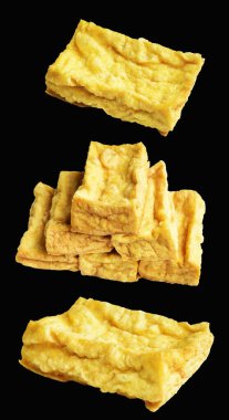 Kızarmış tofu, kırpma yolu ile izole edilmiş, siyah arka planda gölge yok, Vietnam stili, soya fasulyesinden yapılmış vejetaryen ya da vejetaryen ve diyet