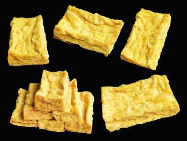 Kızarmış tofu, kırpma yolu ile izole edilmiş, siyah arka planda gölge yok, Vietnam stili, soya fasulyesinden yapılmış vejetaryen ya da vejetaryen ve diyet