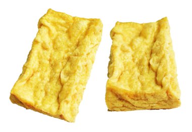 Kızarmış tofu, kırpma yolu ile izole edilmiş, beyaz arka planda gölge yok, Vietnam stili, soya fasulyesinden yapılmış vejetaryen ya da vejetaryen ve diyet.