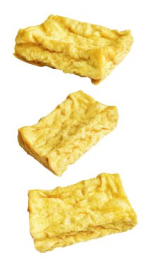 Kızarmış tofu, kırpma yolu ile izole edilmiş, beyaz arka planda gölge yok, Vietnam stili, soya fasulyesinden yapılmış vejetaryen ya da vejetaryen ve diyet.