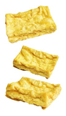 Kızarmış tofu, kırpma yolu ile izole edilmiş, beyaz arka planda gölge yok, Vietnam stili, soya fasulyesinden yapılmış vejetaryen ya da vejetaryen ve diyet.