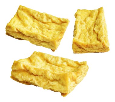 Kızarmış tofu, kırpma yolu ile izole edilmiş, beyaz arka planda gölge yok, Vietnam stili, soya fasulyesinden yapılmış vejetaryen ya da vejetaryen ve diyet.