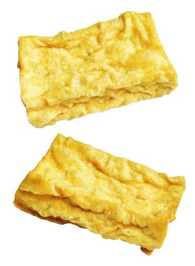 Kızarmış tofu, kırpma yolu ile izole edilmiş, beyaz arka planda gölge yok, Vietnam stili, soya fasulyesinden yapılmış vejetaryen ya da vejetaryen ve diyet.