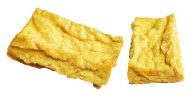 Kızarmış tofu, kırpma yolu ile izole edilmiş, beyaz arka planda gölge yok, Vietnam stili, soya fasulyesinden yapılmış vejetaryen ya da vejetaryen ve diyet.