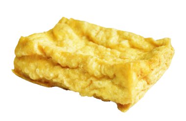 Kızarmış tofu, kırpma yolu ile izole edilmiş, beyaz arka planda gölge yok, Vietnam stili, soya fasulyesinden yapılmış vejetaryen ya da vejetaryen ve diyet.