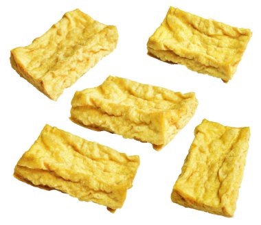 Kızarmış tofu, kırpma yolu ile izole edilmiş, beyaz arka planda gölge yok, Vietnam stili, soya fasulyesinden yapılmış vejetaryen ya da vejetaryen ve diyet.