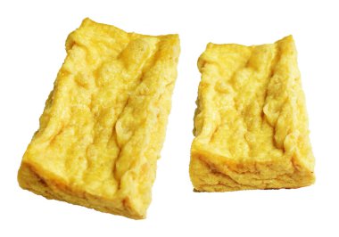 Kızarmış tofu, kırpma yolu ile izole edilmiş, beyaz arka planda gölge yok, Vietnam stili, soya fasulyesinden yapılmış vejetaryen ya da vejetaryen ve diyet.