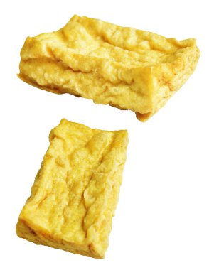 Kızarmış tofu, kırpma yolu ile izole edilmiş, beyaz arka planda gölge yok, Vietnam stili, soya fasulyesinden yapılmış vejetaryen ya da vejetaryen ve diyet.