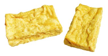 Kızarmış tofu, kırpma yolu ile izole edilmiş, beyaz arka planda gölge yok, Vietnam stili, soya fasulyesinden yapılmış vejetaryen ya da vejetaryen ve diyet.