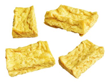 Kızarmış tofu, kırpma yolu ile izole edilmiş, beyaz arka planda gölge yok, Vietnam stili, soya fasulyesinden yapılmış vejetaryen ya da vejetaryen ve diyet.