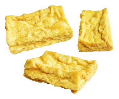 Kızarmış tofu, kırpma yolu ile izole edilmiş, beyaz arka planda gölge yok, Vietnam stili, soya fasulyesinden yapılmış vejetaryen ya da vejetaryen ve diyet.