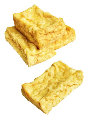 Kızarmış tofu, kırpma yolu ile izole edilmiş, beyaz arka planda gölge yok, Vietnam stili, soya fasulyesinden yapılmış vejetaryen ya da vejetaryen ve diyet.