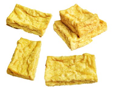 Kızarmış tofu, kırpma yolu ile izole edilmiş, beyaz arka planda gölge yok, Vietnam stili, soya fasulyesinden yapılmış vejetaryen ya da vejetaryen ve diyet.