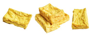 Kızarmış tofu, kırpma yolu ile izole edilmiş, beyaz arka planda gölge yok, Vietnam stili, soya fasulyesinden yapılmış vejetaryen ya da vejetaryen ve diyet.