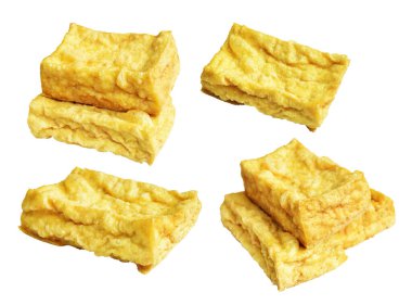 Kızarmış tofu, kırpma yolu ile izole edilmiş, beyaz arka planda gölge yok, Vietnam stili, soya fasulyesinden yapılmış vejetaryen ya da vejetaryen ve diyet.