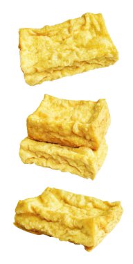 Kızarmış tofu, kırpma yolu ile izole edilmiş, beyaz arka planda gölge yok, Vietnam stili, soya fasulyesinden yapılmış vejetaryen ya da vejetaryen ve diyet.