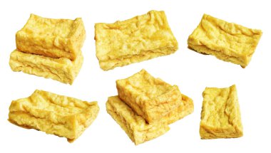 Kızarmış tofu, kırpma yolu ile izole edilmiş, beyaz arka planda gölge yok, Vietnam stili, soya fasulyesinden yapılmış vejetaryen ya da vejetaryen ve diyet.