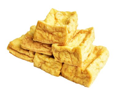 Kızarmış tofu, kırpma yolu ile izole edilmiş, beyaz arka planda gölge yok, Vietnam stili, soya fasulyesinden yapılmış vejetaryen ya da vejetaryen ve diyet.