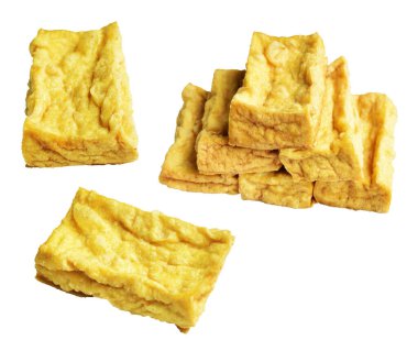 Kızarmış tofu, kırpma yolu ile izole edilmiş, beyaz arka planda gölge yok, Vietnam stili, soya fasulyesinden yapılmış vejetaryen ya da vejetaryen ve diyet.