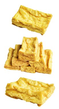 Kızarmış tofu, kırpma yolu ile izole edilmiş, beyaz arka planda gölge yok, Vietnam stili, soya fasulyesinden yapılmış vejetaryen ya da vejetaryen ve diyet.