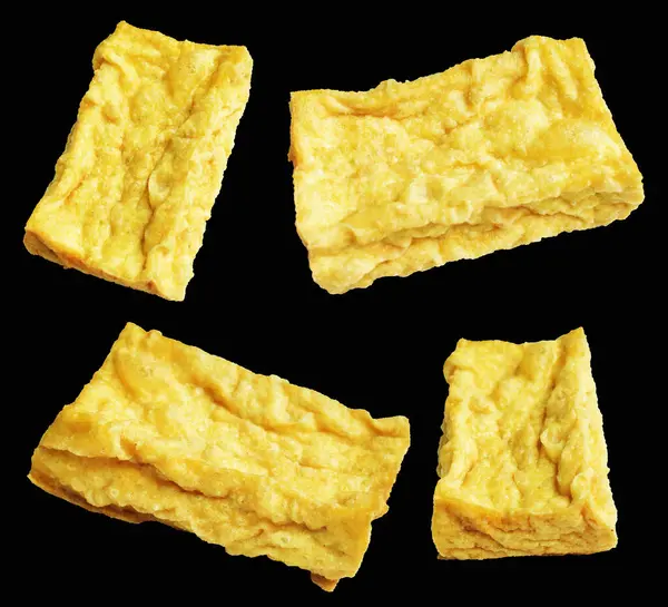 Kızarmış tofu, kırpma yolu ile izole edilmiş, siyah arka planda gölge yok, Vietnam stili, soya fasulyesinden yapılmış vejetaryen ya da vejetaryen ve diyet