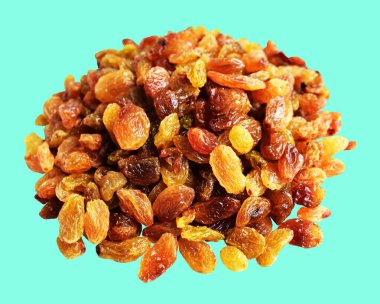 Sarı ve kahverengi kuru üzümler kırpma yolu ile izole edilmiş, nane arkaplanda gölge yok