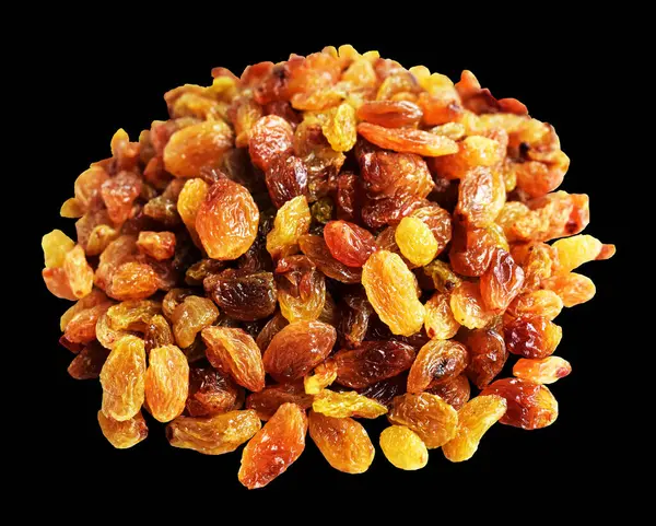 Sarı ve kahverengi kuru üzümler kırpma yolu ile izole edilmiş, siyah arkaplanda gölge yok