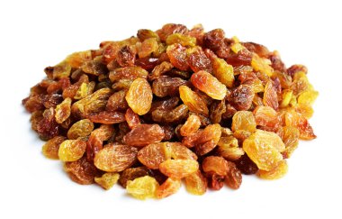 Beyaz arka planda izole edilmiş sarı ve kahverengi kuru üzüm yığınları. Güneşli ve parlak.