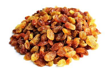 Beyaz arka planda izole edilmiş sarı ve kahverengi kuru üzüm yığınları. Güneşli ve parlak.