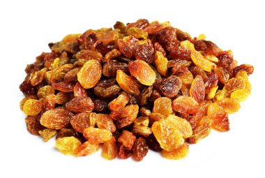 Beyaz arka planda izole edilmiş sarı ve kahverengi kuru üzüm yığınları. Güneşli ve parlak.