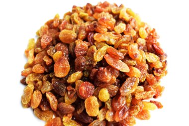 Beyaz arka planda izole edilmiş sarı ve kahverengi kuru üzüm yığınları. Güneşli ve parlak.