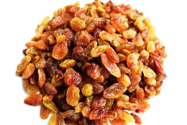 Beyaz arka planda izole edilmiş sarı ve kahverengi kuru üzüm yığınları. Güneşli ve parlak.