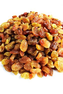 Beyaz arka planda izole edilmiş sarı ve kahverengi kuru üzüm yığınları. Güneşli ve parlak.