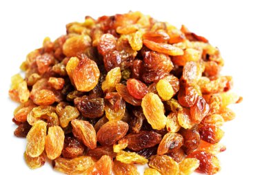 Beyaz arka planda izole edilmiş sarı ve kahverengi kuru üzüm yığınları. Güneşli ve parlak.