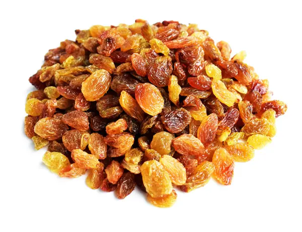 Beyaz arka planda izole edilmiş sarı ve kahverengi kuru üzüm yığınları. Güneşli ve parlak.