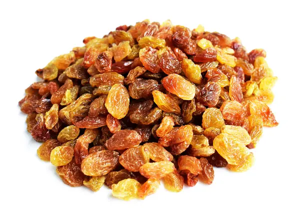 Beyaz arka planda izole edilmiş sarı ve kahverengi kuru üzüm yığınları. Güneşli ve parlak.