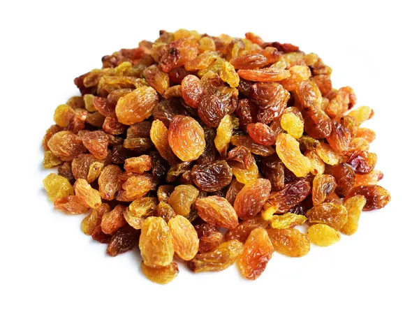 Beyaz arka planda izole edilmiş sarı ve kahverengi kuru üzüm yığınları. Güneşli ve parlak.